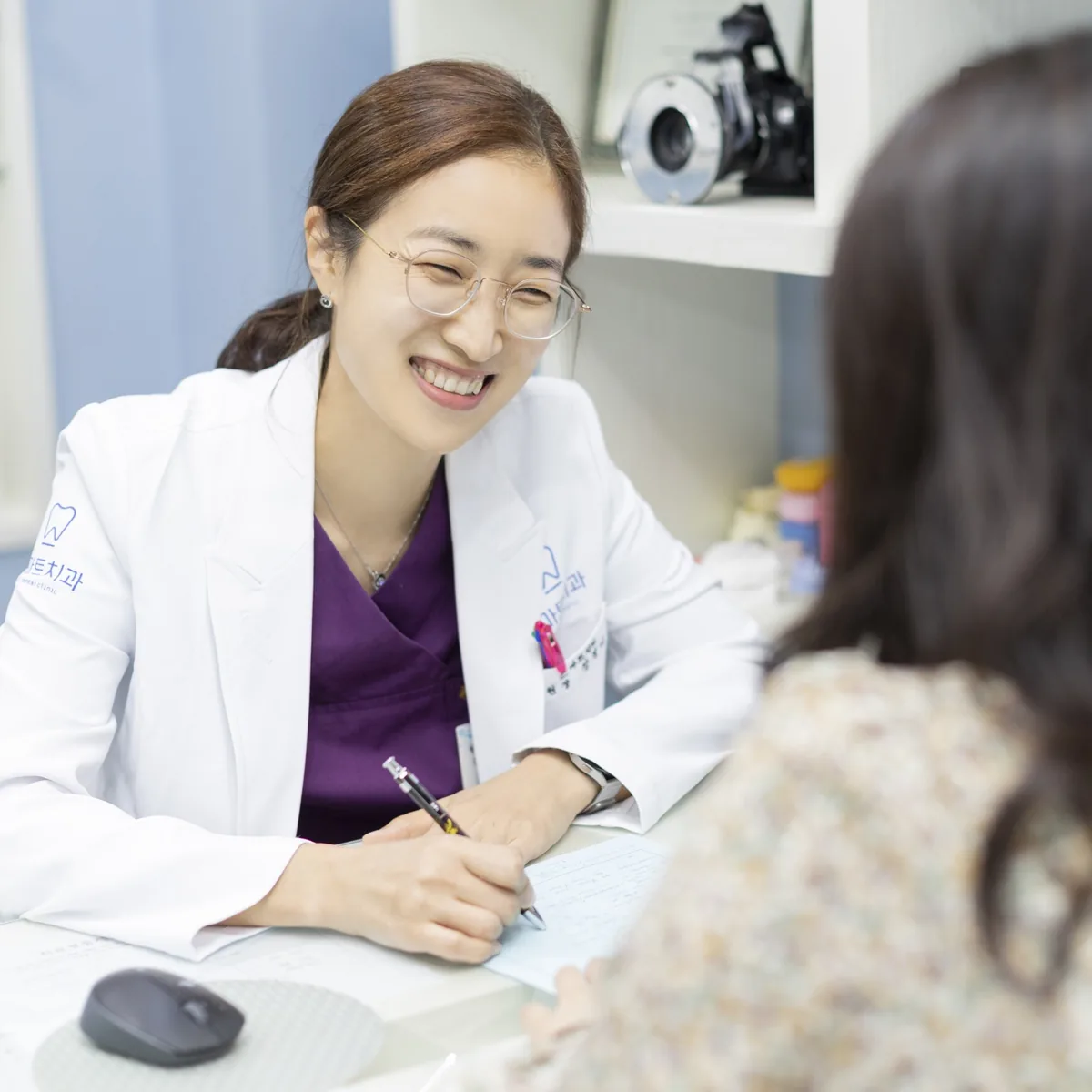 스마트치과 구미 상담실에서 환자와 상담하는 의료진